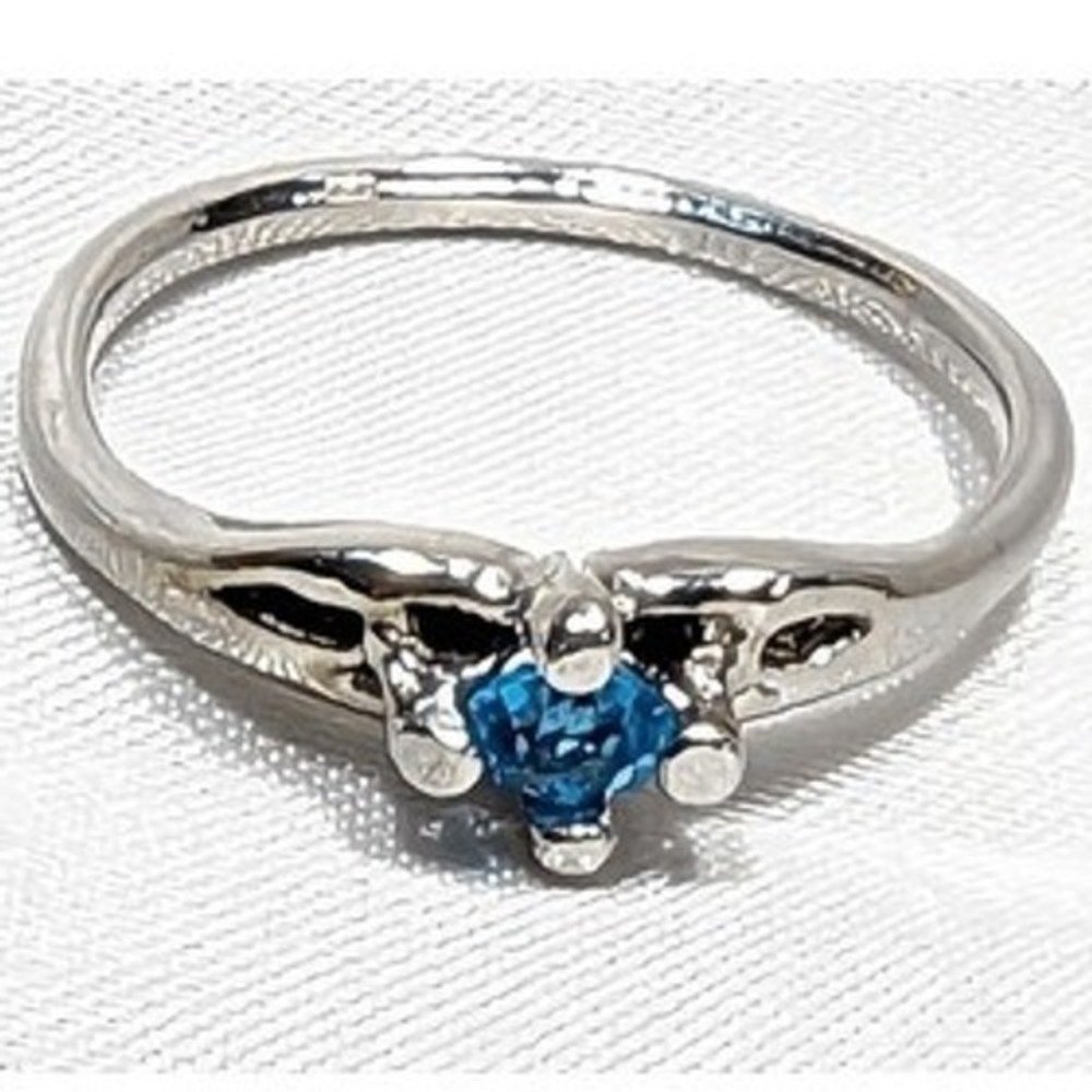 New Costume Jewelry Ring Size 7.75 Light Blue Stone Solitaire Silver Tone Dainty